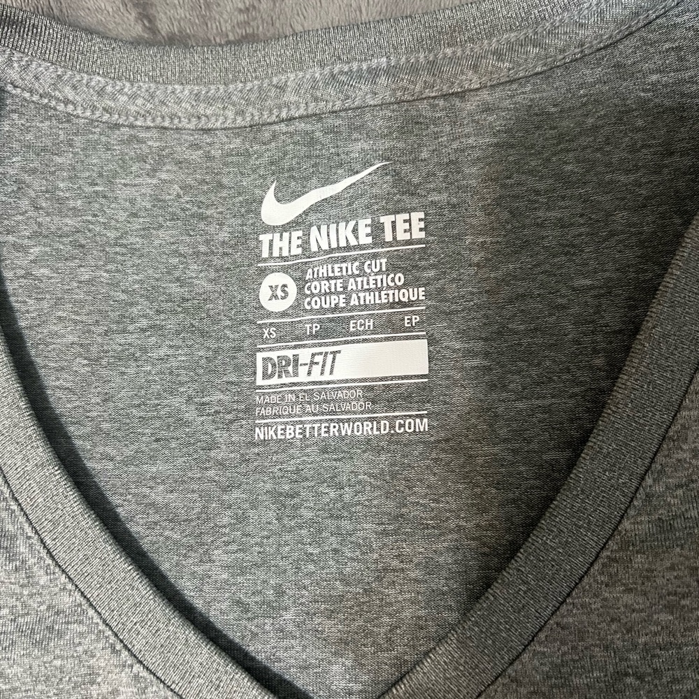 #75 Nike top - Picture 3 of 4